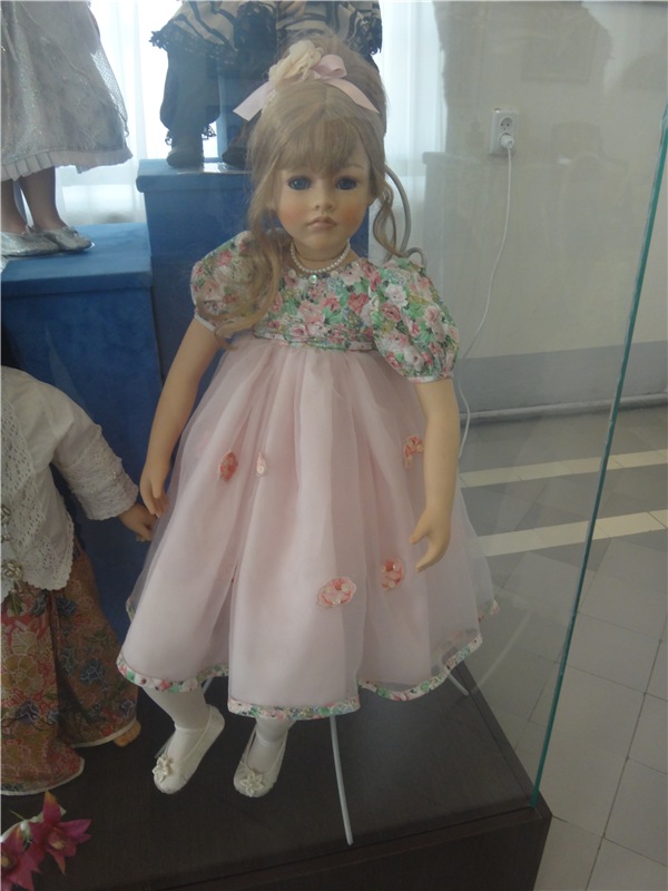 Выставка " Лабиринты кукольной жизни"