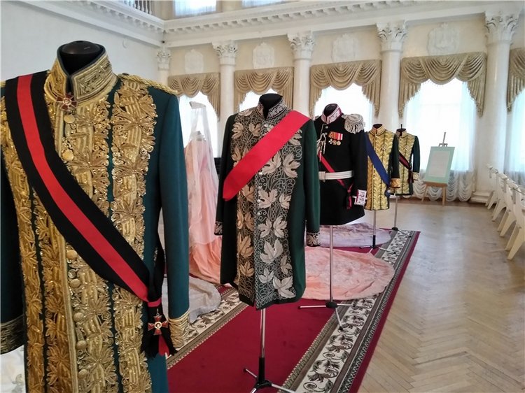 Выставка костюмов к фильму " Матильда"