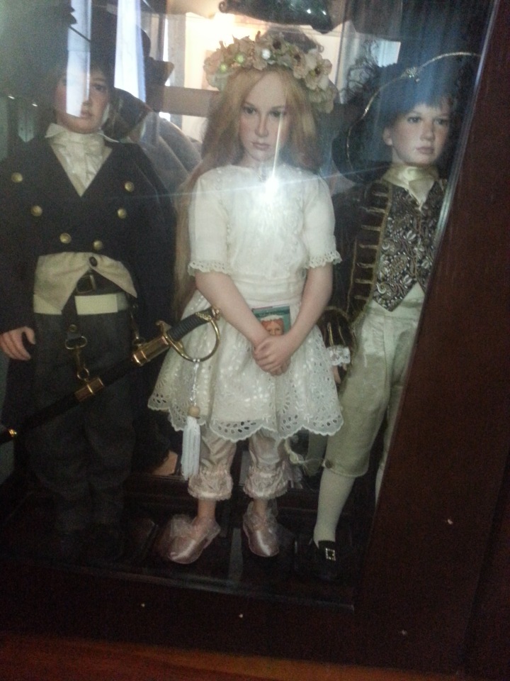 История о том, как я поставила кукол в витрину. Проект "За стеклом"