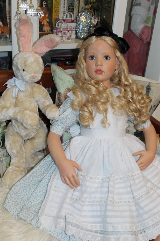 Алиса из Страны Чудес и ее кролик