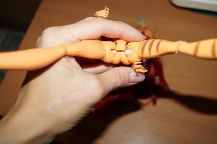 Замена сломанной ноги кукле Monster High (фото 9)