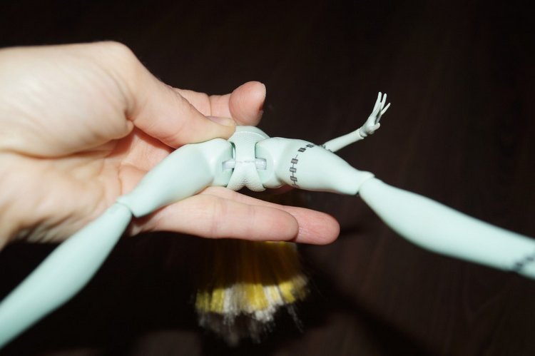 Замена сломанной ноги кукле Monster High