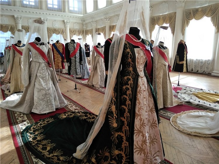 Выставка костюмов к фильму " Матильда"