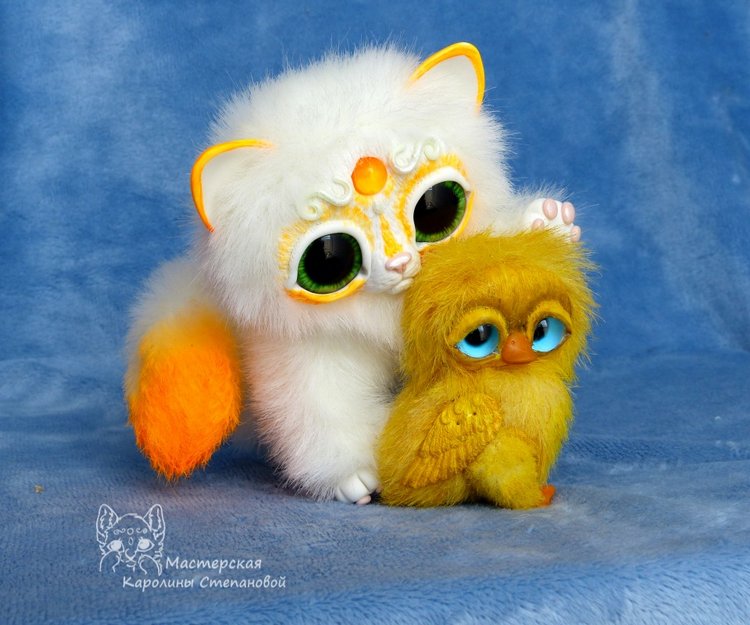 Котик Мирис играет с утенком и совятами