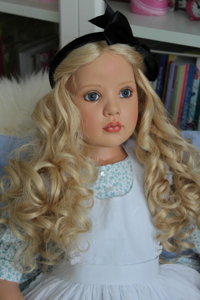 Алиса из Страны Чудес и ее кролик