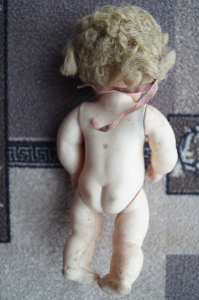 Вторая выписка октября. Машенька здорова. Кукла из лужи стала милашкой. Коровка замычала. Как поставить Лолочку на ножки,