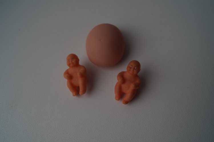 Вторая выписка октября. Машенька здорова. Кукла из лужи стала милашкой. Коровка замычала. Как поставить Лолочку на ножки,