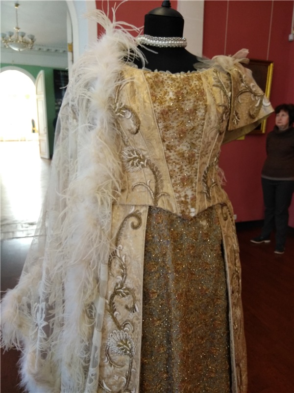 Выставка костюмов к фильму " Матильда", часть 2