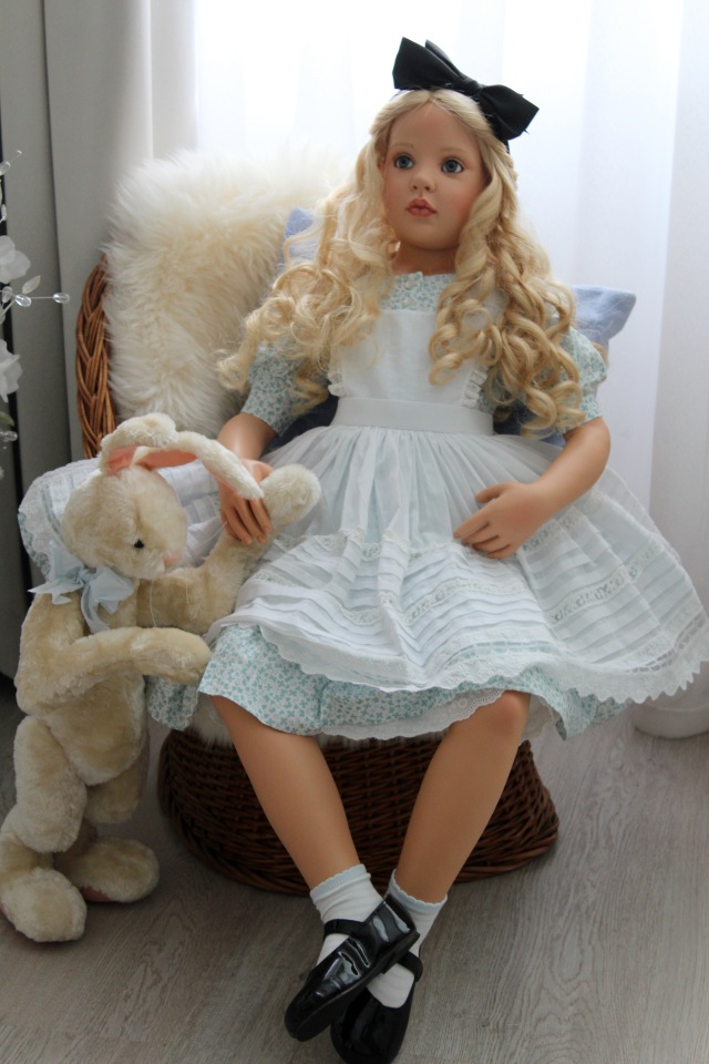 Алиса из Страны Чудес и ее кролик (фото 8)