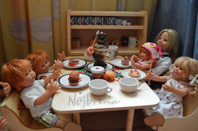 Мебель для кукол Хохлома. Вихтели Rosemarie Anna Muller