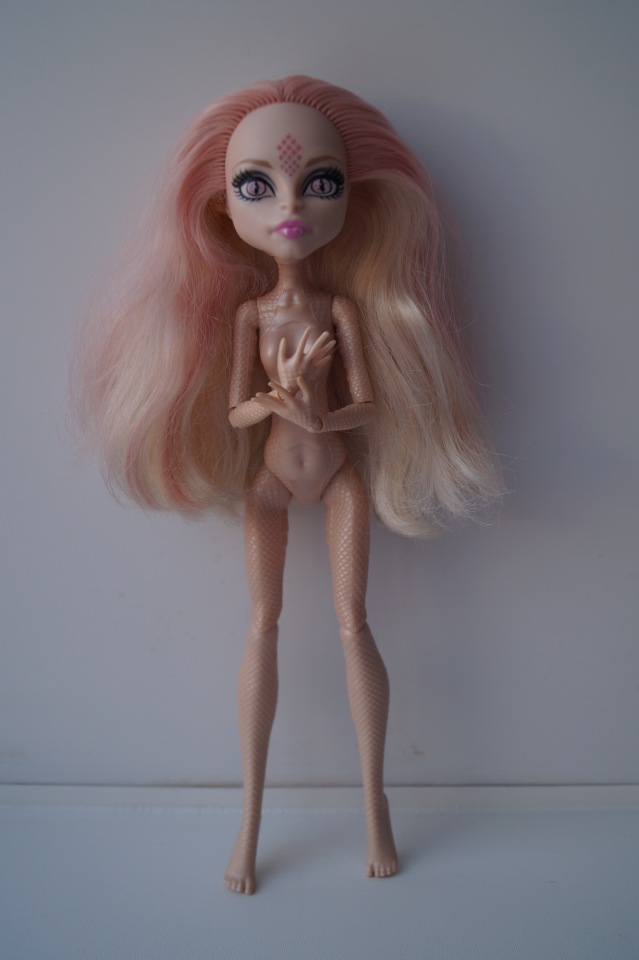 Четвёртая выписка февраля, которой могло не быть. Как заузить отверстие в шее советской куклы, чтобы голова не проваливалась