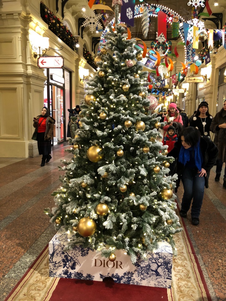 Москва предновогодняя... выставка новогодних елок в ГУМе - очень красиво