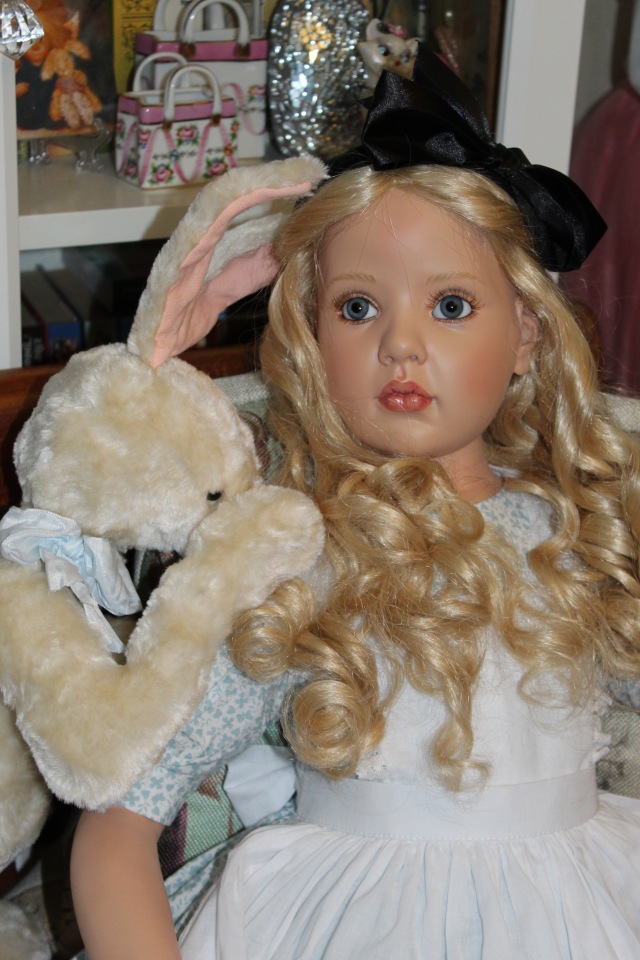 Алиса из Страны Чудес и ее кролик