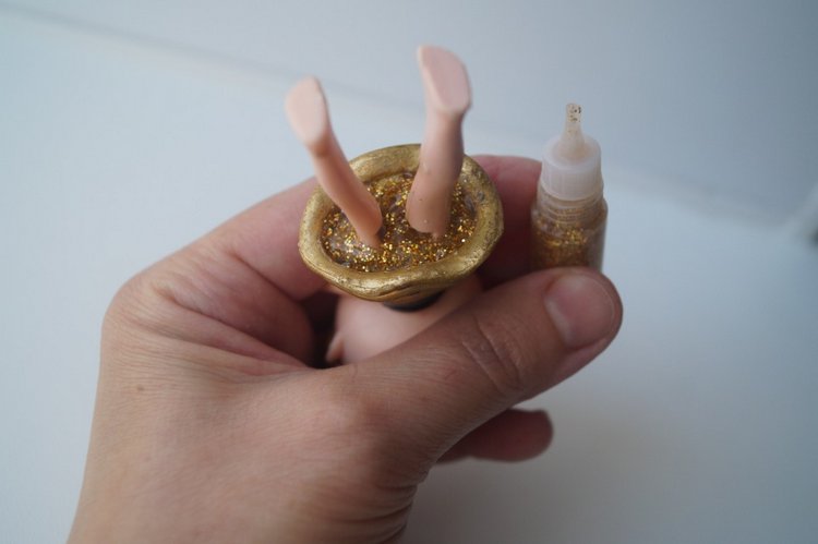 Вторая выписка октября. Машенька здорова. Кукла из лужи стала милашкой. Коровка замычала. Как поставить Лолочку на ножки,