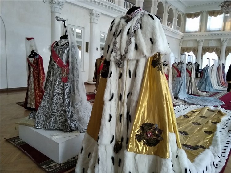 Выставка костюмов к фильму " Матильда"