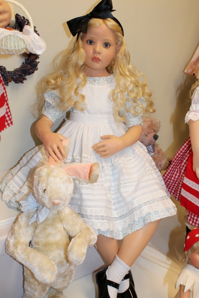 Встреча коллекционеров в магазине. Выбор кукол из новой коллекции Гюнзел. Часть первая - Алиса. ОПРОСНИК