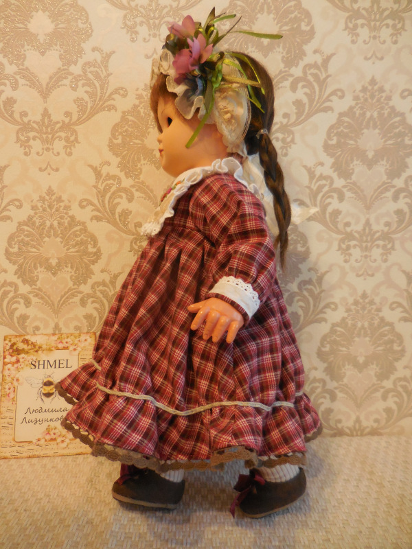 Юная фройляйн и непослушные косички