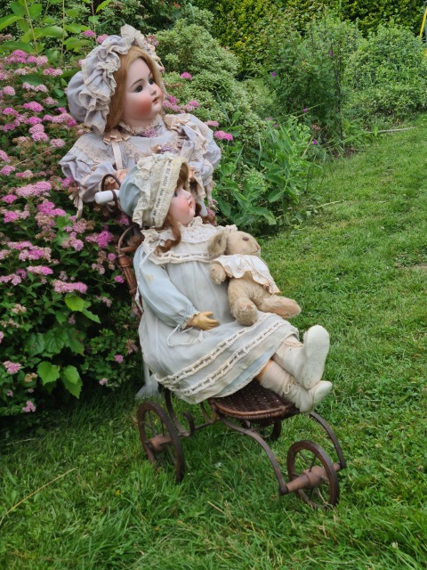 Приглашаем всех на прогулку двух сестричек