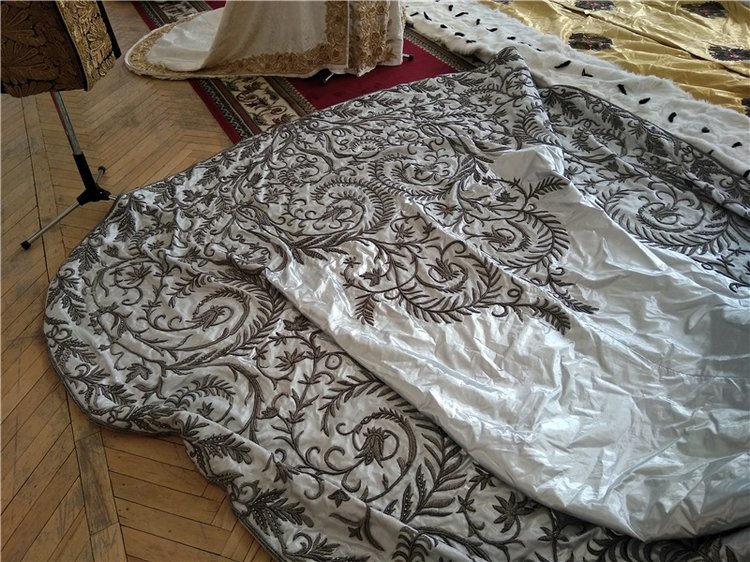 Выставка костюмов к фильму " Матильда"