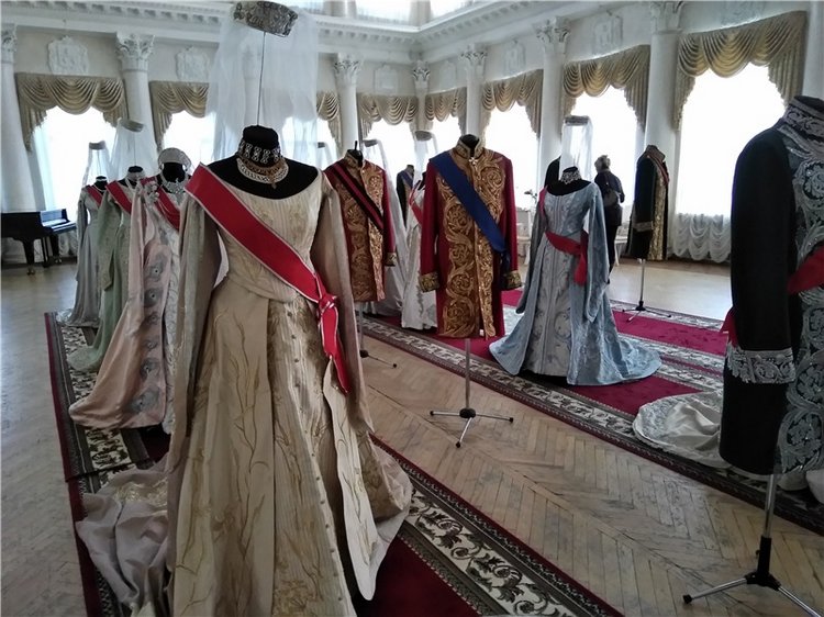 Выставка костюмов к фильму " Матильда"