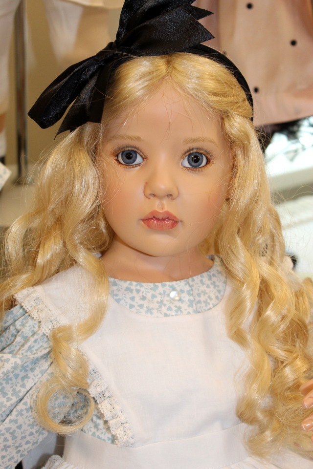 Встреча коллекционеров в магазине. Выбор кукол из новой коллекции Гюнзел. Часть первая - Алиса. ОПРОСНИК