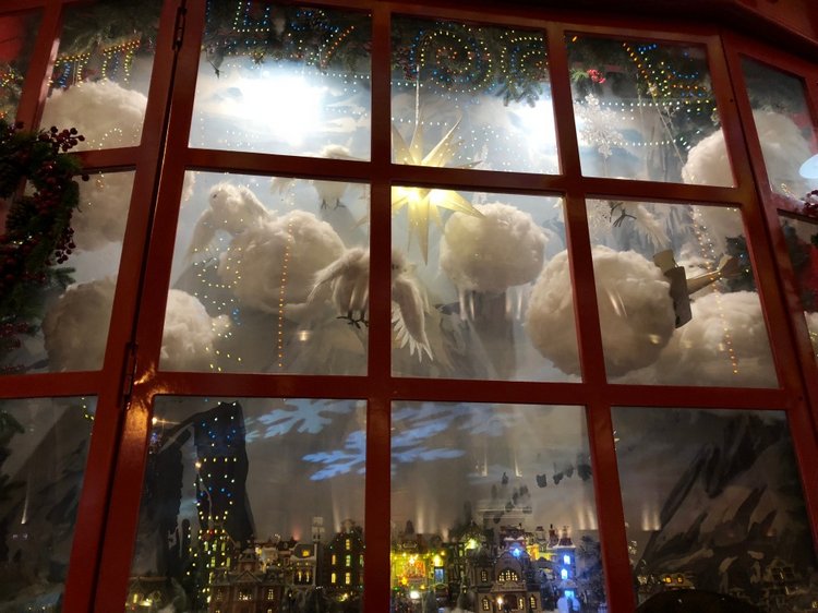 Москва предновогодняя... выставка новогодних елок в ГУМе - очень красиво