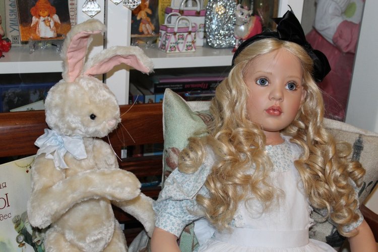 Алиса из Страны Чудес и ее кролик