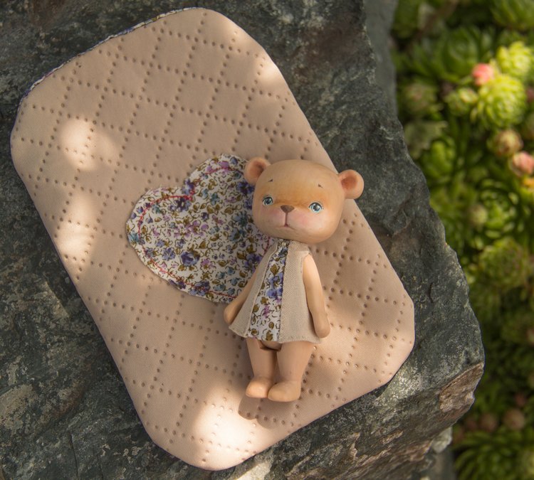 Мишка девочка с глазами из самого синего льда (вырезана из кедра, пахнет медом) (фото 10)