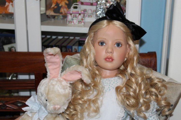 Алиса из Страны Чудес и ее кролик (фото 9)