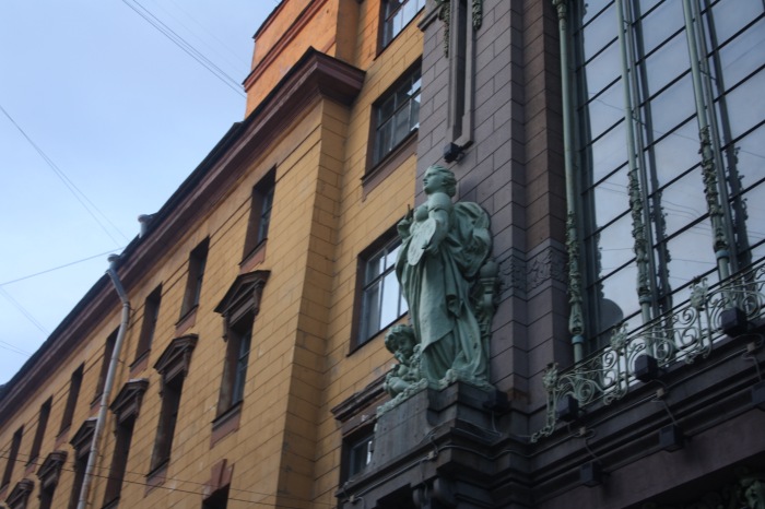 Петербург. Прогулка по крышам. Котокафе. Старые слайды