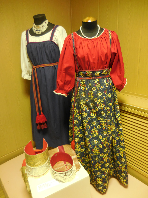 "Девки, жонки и кукольные наряжонки"