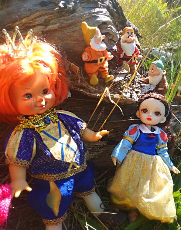 Осеннею порой под старою сосной... Принц, Белоснежка и гномы... встречаются