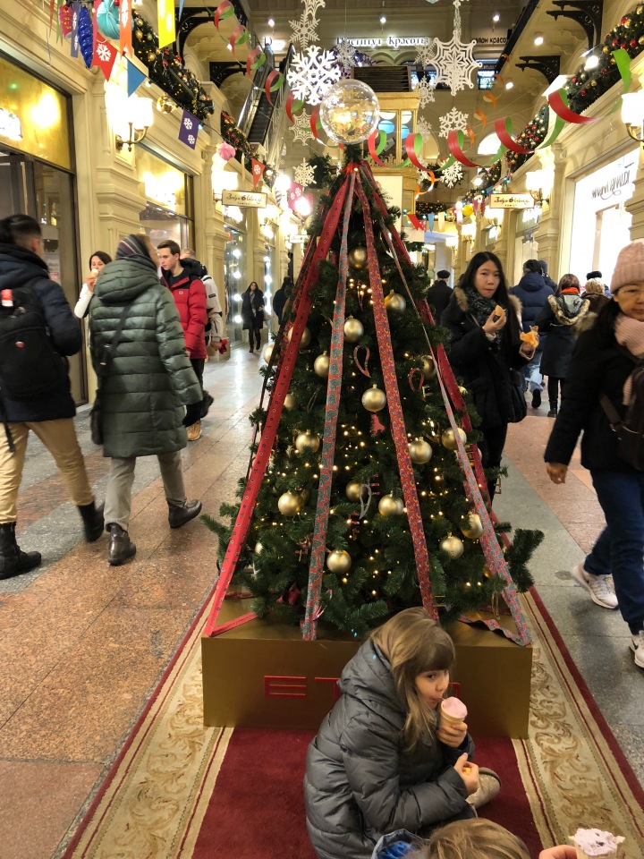 Москва предновогодняя... выставка новогодних елок в ГУМе - очень красиво