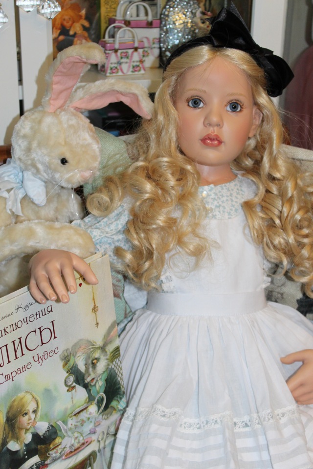 Алиса из Страны Чудес и ее кролик