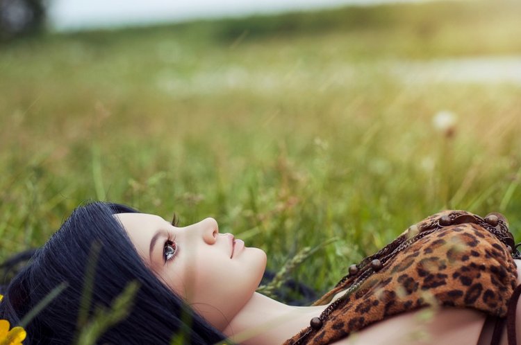 Лето, травка и "дикий" купальник