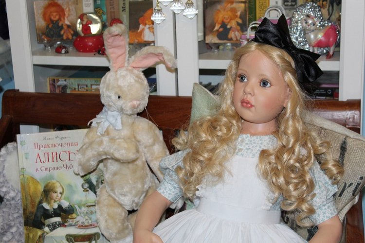 Алиса из Страны Чудес и ее кролик