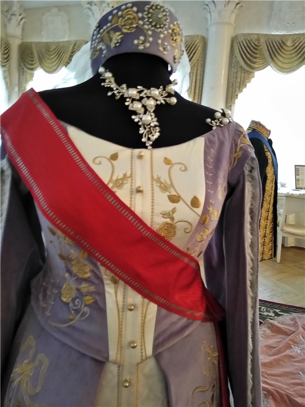 Выставка костюмов к фильму " Матильда"