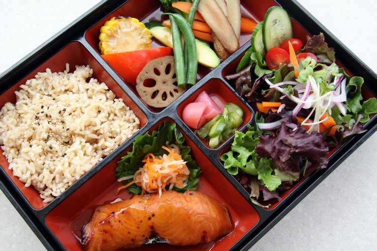 Слепила из того, что было. Кукольная еда из самозастывайки. Бенто