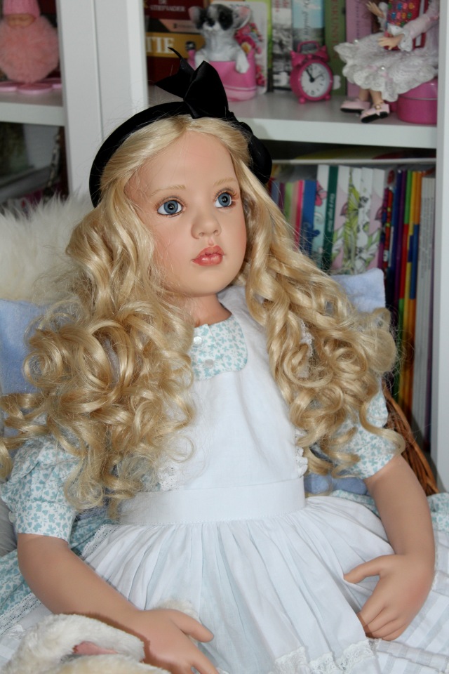 Алиса из Страны Чудес и ее кролик (фото 3)