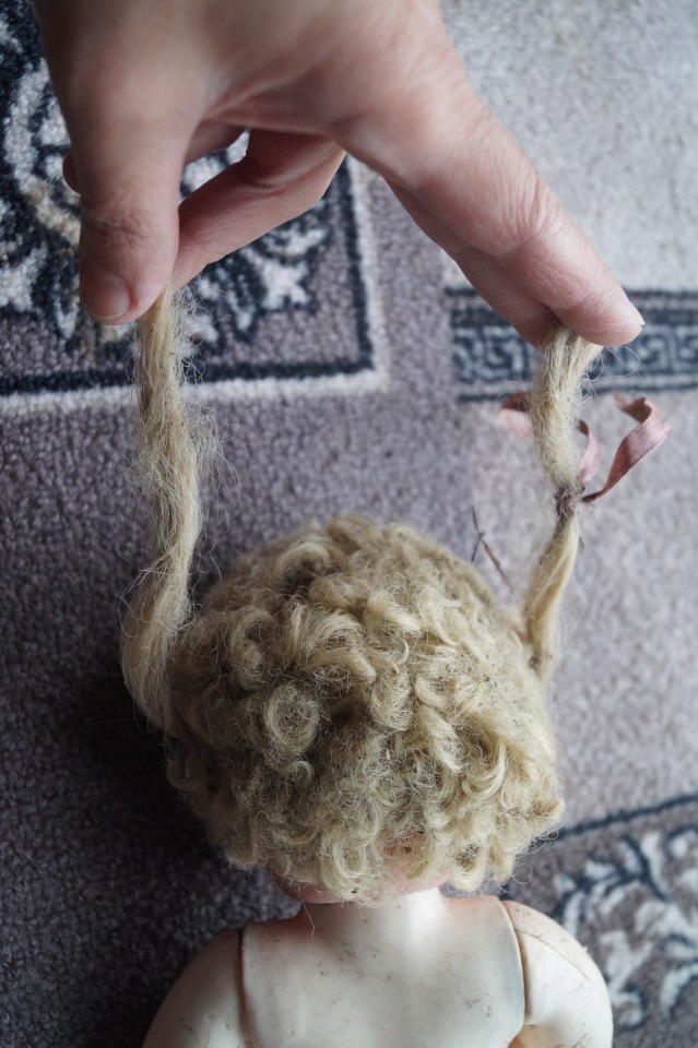 Вторая выписка октября. Машенька здорова. Кукла из лужи стала милашкой. Коровка замычала. Как поставить Лолочку на ножки,