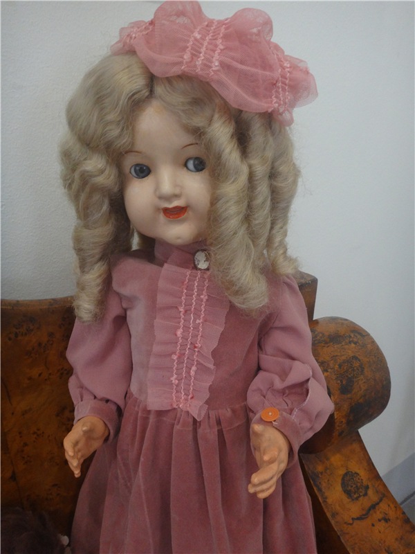 Выставка " Лабиринты кукольной жизни"