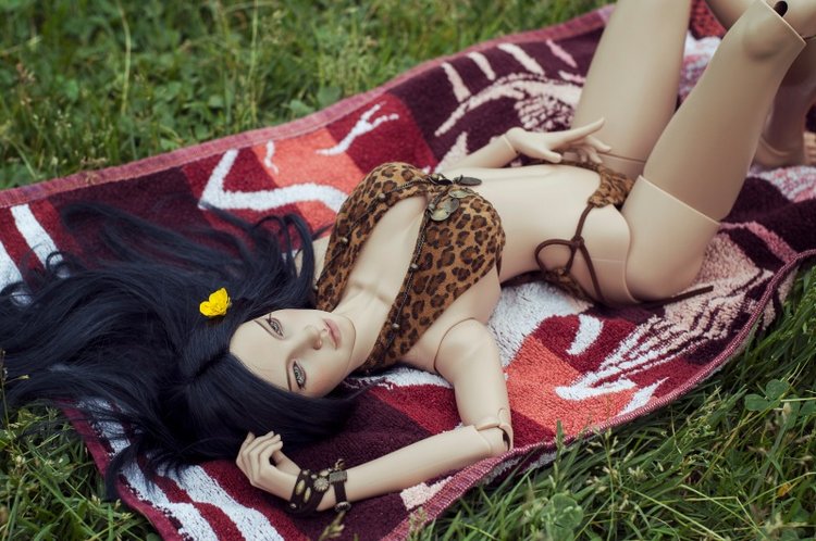 Лето, травка и "дикий" купальник (фото 6)