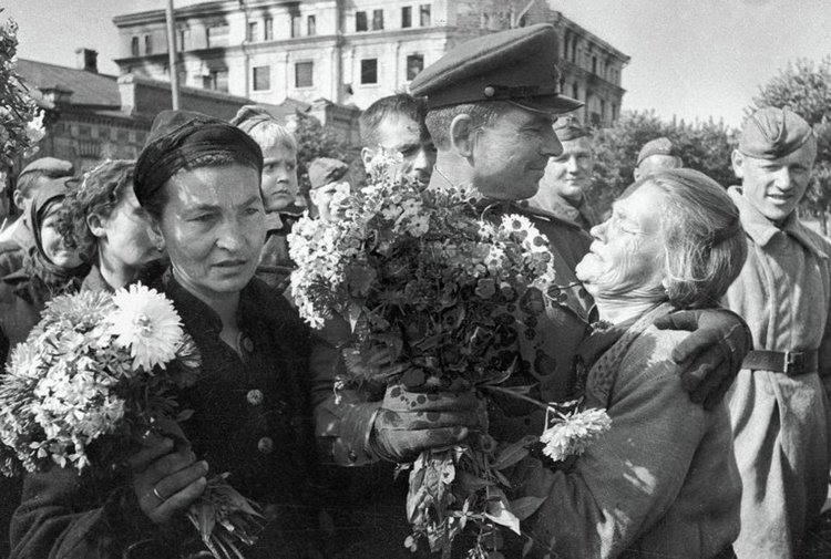 Спасибо Вам за смелость и отвагу, за небо мирное над головой