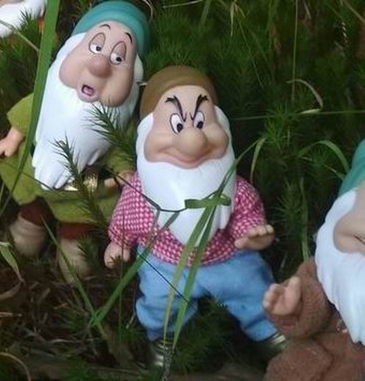 Осеннею порой под старою сосной... Принц, Белоснежка и гномы... встречаются