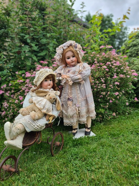 Приглашаем всех на прогулку двух сестричек