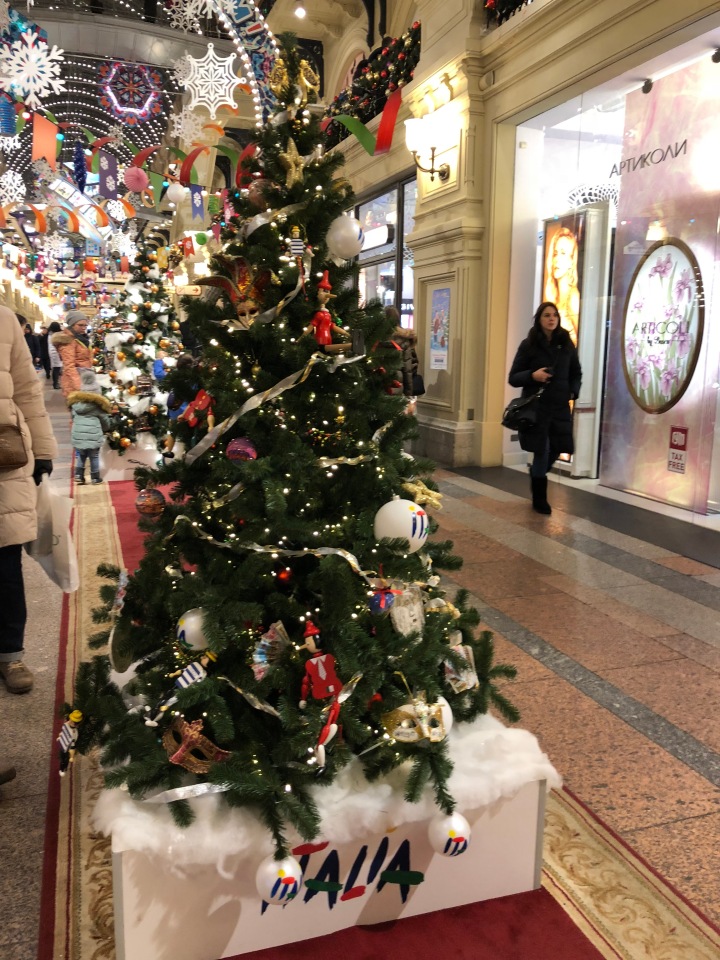 Москва предновогодняя... выставка новогодних елок в ГУМе - очень красиво