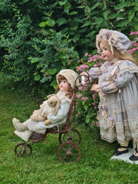 Приглашаем всех на прогулку двух сестричек