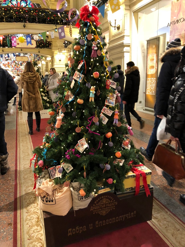 Москва предновогодняя... выставка новогодних елок в ГУМе - очень красиво