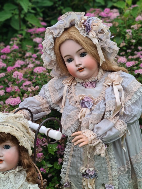 Приглашаем всех на прогулку двух сестричек