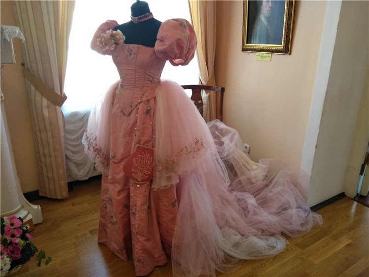 Выставка костюмов к фильму " Матильда", часть 2